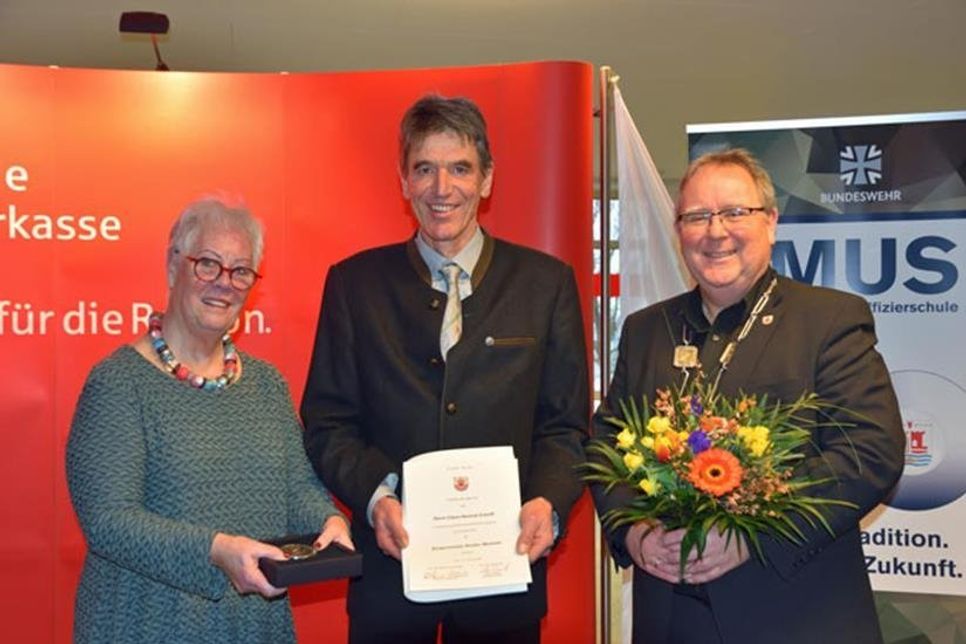 Die Vertreter der Stadt Plön Bürgervorsteherin Mechtilde Gräfin von Waldersee und Bürgermeister Lars Winter verliehen Claus Henrick Estorff die Bürgermeister Kinder Medaille zur Würdigung seines breiten ehrenamtlichen Engagements für die Stadt Plön.