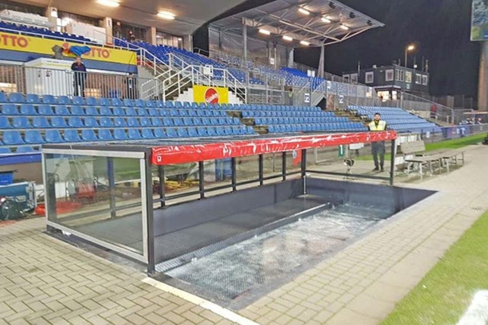Neue Ersatzbänke zieren das Holstein-Stadion.