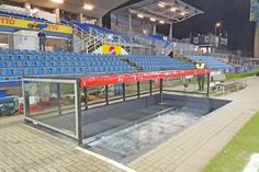 Neue Ersatzbänke zieren das Holstein-Stadion.
