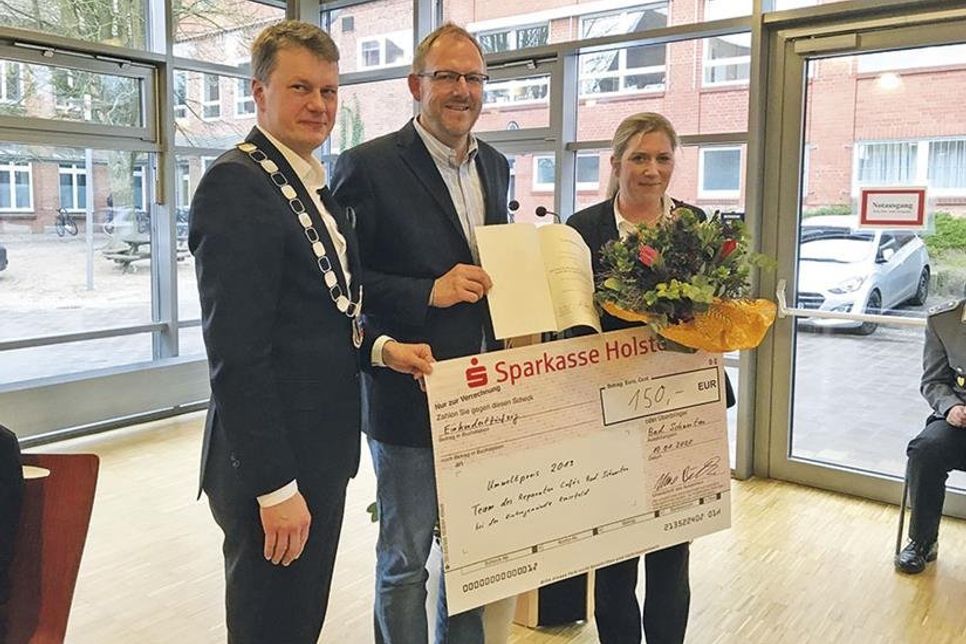 Den diesjährigen Umweltpreis der Stadt übergaben Bad Schwartaus Bürgervorsteherin Wiebke Zweig und Bürgermeister Uwe Brinkman an das Team des Reparatur-Cafés Bad Schwartau.