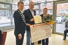 Den diesjährigen Umweltpreis der Stadt übergaben Bad Schwartaus Bürgervorsteherin Wiebke Zweig und Bürgermeister Uwe Brinkman an das Team des Reparatur-Cafés Bad Schwartau.