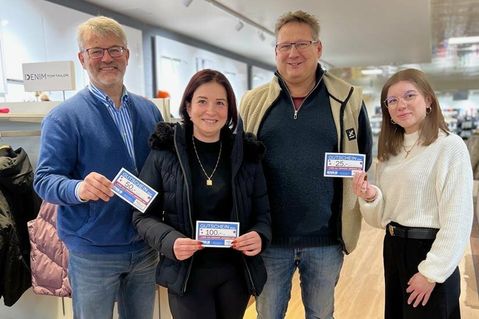 Geschäftsführer Jürgen Mohr (lks.) freut sich gemeinsam mit Mona Wiechmann, der Initiatorin der Kundenumfrage (re.), bei der Übergabe der Hauptgewinne an Joanna Stoltman (Gutschein über 100 Euro) und Jürgen Krüger (Gutschein über 25 Euro).