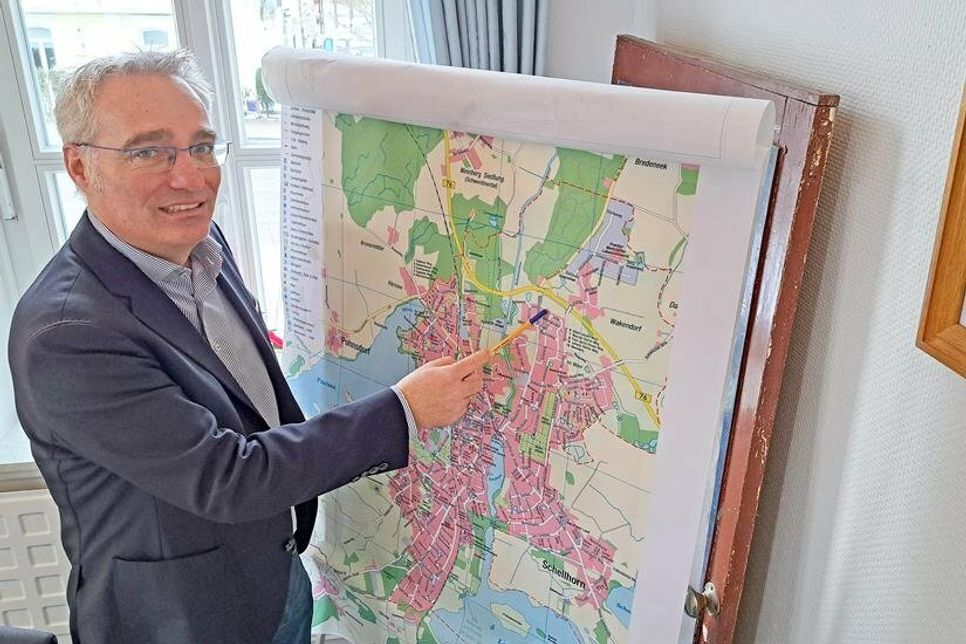 Auf dem Stadtplan kann Tim Brockmann zahlreiche Bauprojekte markieren, die zurzeit in Preetz in Planung sind.