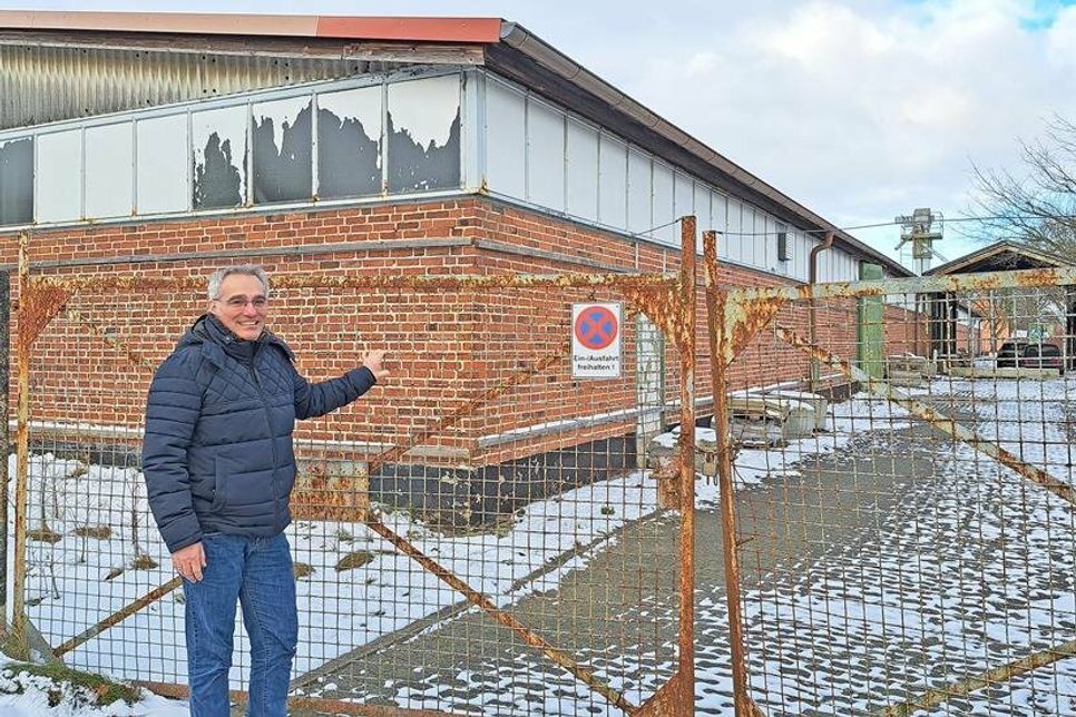 Noch steht an der Ecke Bergweg/Hinter dem Kirchhof die heruntergekommene Lagerhalle. Bürgermeister Tim Brockmann freut sich, dass hier über 200 neue Wohneinheiten geplant sind.