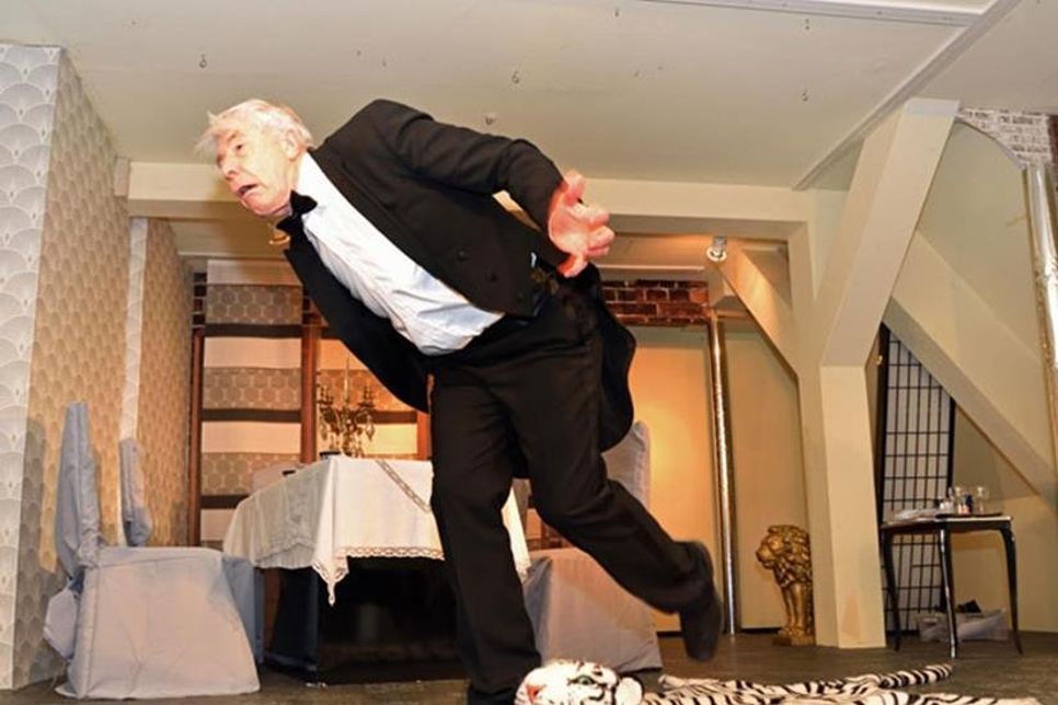 Alfred, nicht James heißt der stolpernde Butler (Jürgen Kaeding) beim „Theater unter’m Dach“.