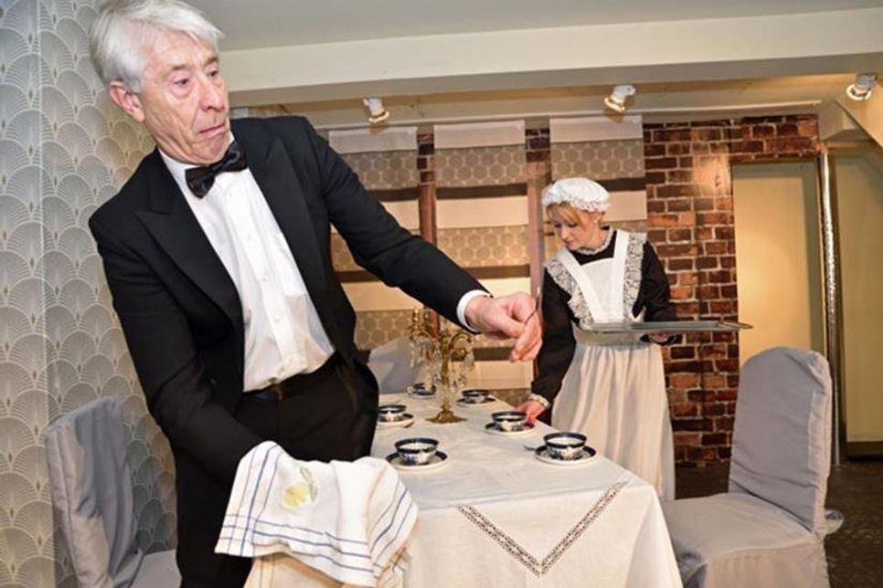 Butler Alfred (Jürgen Kaeding) und Hausmädchen Claire (Annika Utech).