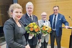 Der langjährige Seniorenbeiratsvorsitzende Siegfried Müller (2.v.r.) und Andreas Horn, Feuerwehrchef in Krumbeck, wurden für ihre Verdienste von Bürgermeisterin Julia Samtleben und Bürgervorsteher Manfred Beckmann (re.) ausgezeichnet.
