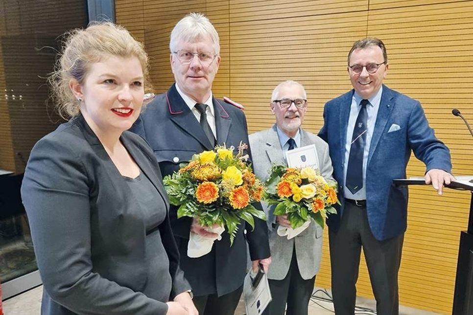 Der langjährige Seniorenbeiratsvorsitzende Siegfried Müller (2.v.r.) und Andreas Horn, Feuerwehrchef in Krumbeck, wurden für ihre Verdienste von Bürgermeisterin Julia Samtleben und Bürgervorsteher Manfred Beckmann (re.) ausgezeichnet.