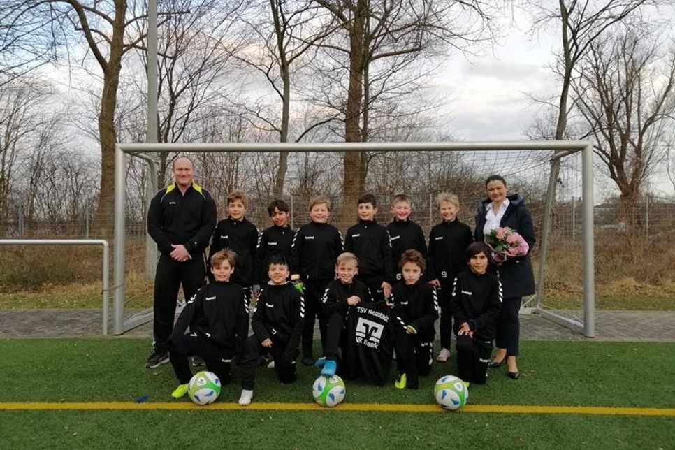 Neustadt. Die E2-Jugend des TV Neustadt freut sich über einen Satz neuer Trainingsanzüge. Gemeinsam mit Trainer Ronny Mittag bedankten sich die Fußballer bei der VR Bank. Die Danksagung nahm Kundenberaterin Katharina Dumann entgegen. (red)