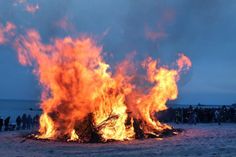 Knisternde Feuer in der Abenddämmerung sollen den Winter verjagen.