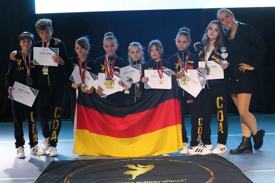 Milo Harling, Sam Nadziczny, Thalia Gehrls, Jella Werner, Melia Osdautaj, Hailey Gehrls, JetteWichmann, Sunisar Gehrls, Natasa Simeunovic (v. lks.).