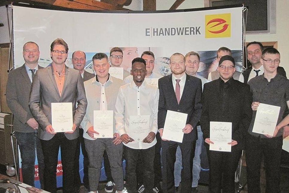 Die erfolgreichen Junggesellen der Berufsschulklasse Oldenburg Obermeister Stefan Erbs (2. v. rechts) und ihren Fachlehrern.