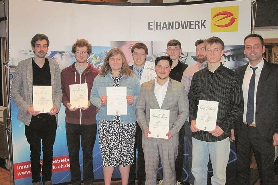 Die erfolgreichen Junggesellen der Berufsschulfachklasse Eutin mit Obermeister Stefan Erbs (rechts).