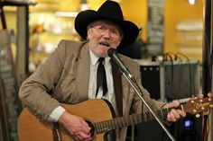 Hermann Lammers Meyer spielt Country-Musik bei der Kulturmatinee. Foto: Heinz-Werner Vesting)