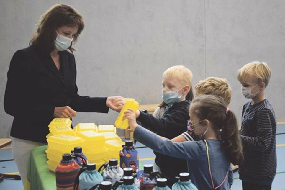 Abfallvermeidung und Umweltschutz sind wichtige Themen, die Landrätin Ladwig den ABC-Schützen vermitteln möchte – die wiederverwertbaren Brotdosen und Trinkflaschen sollen hierzu einen Beitrag leisten