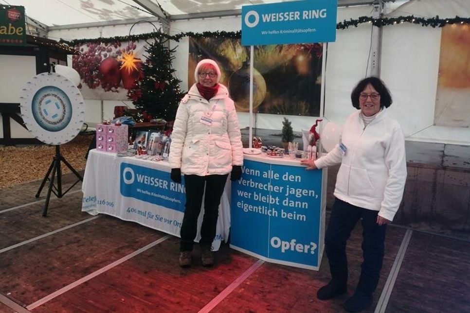 Der „Weisse Ring“ Ostholstein - vertreten durch Carmen Horstmann (lks.) und Elke Ahlering.