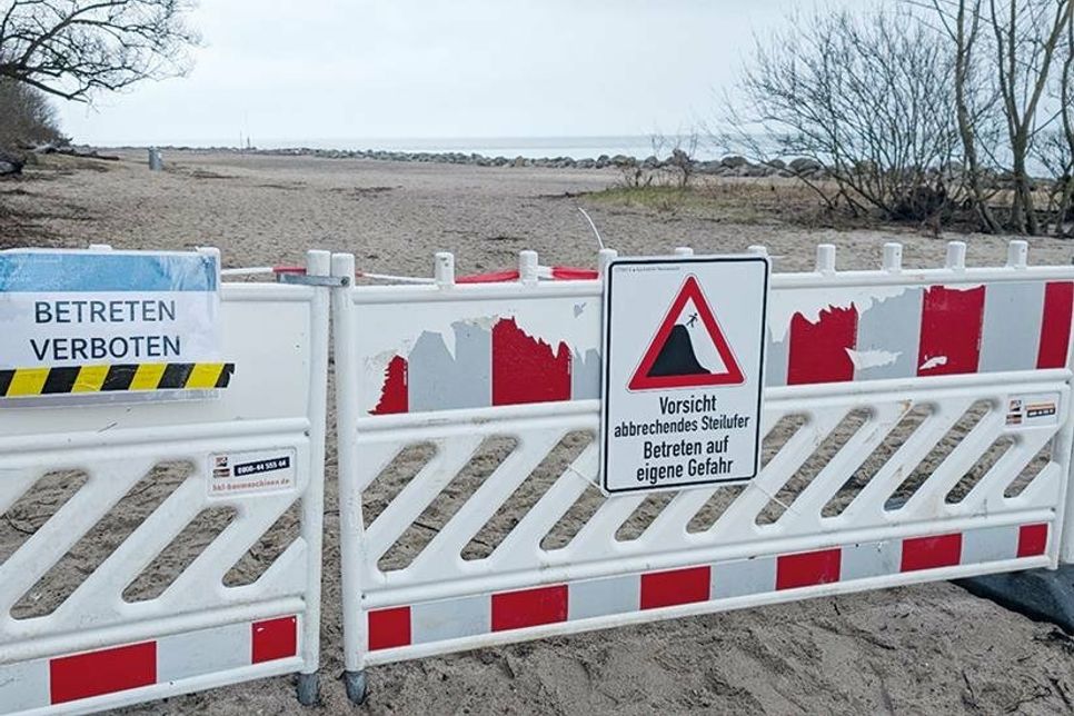 Hinterm Hundestrand ist am DLRG-Wachturm Schluss für den Spaziergang in Richtung Niendorf/Ostsee: Wegen Abbrüchen am Steilufer ist es lebensgefährlich, hier weiterzugehen.