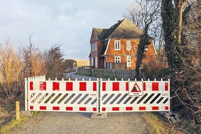 Hier geht es nicht mehr weiter: Der Wanderweg am Jugendhaus Seeblick, hier Richtung Travemünde, ist gesperrt. Eine Umleitung wurde aber inzwischen ausgeschildert.