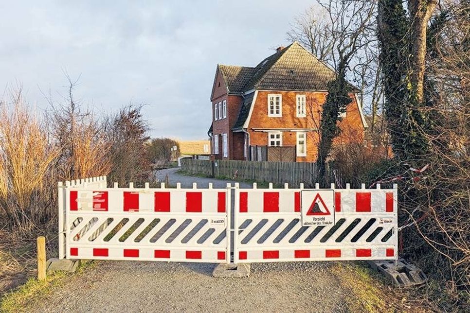 Hier geht es nicht mehr weiter: Der Wanderweg am Jugendhaus Seeblick, hier Richtung Travemünde, ist gesperrt. Eine Umleitung wurde aber inzwischen ausgeschildert.