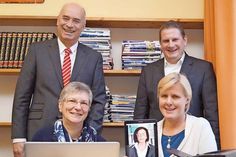 Freude über den öffentlich zugänglichen elektronischen Infopunkt der Alphabetisierungskampagne in der Stadtbücherei Preetz (v.li): Helmut Neumann (Förde Sparkasse), Karen Verweegen (Stadtbücherei), Sven Wilke (Stadt Preetz) und Inga Feldmann (Volkshochschule).