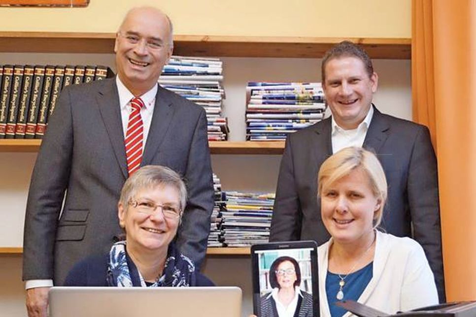 Freude über den öffentlich zugänglichen elektronischen Infopunkt der Alphabetisierungskampagne in der Stadtbücherei Preetz (v.li): Helmut Neumann (Förde Sparkasse), Karen Verweegen (Stadtbücherei), Sven Wilke (Stadt Preetz) und Inga Feldmann (Volkshochschule).