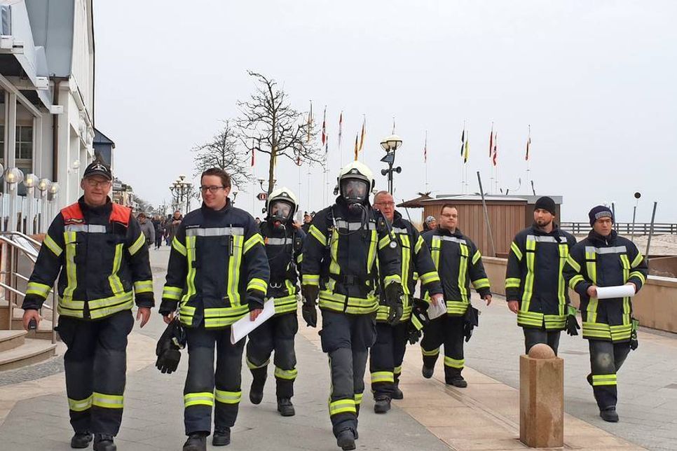 Kameraden auf Werbetour durch Grömitz. Teilweise mit Atemschutz ausgerüstet, um für den aktiven Feuerwehrdienst zu werben.
