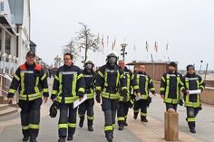 Kameraden auf Werbetour durch Grömitz. Teilweise mit Atemschutz ausgerüstet, um für den aktiven Feuerwehrdienst zu werben.