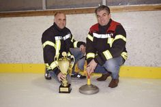Dirk Scharbau (links) und Björn Jessen von der Freiwilligen Feuerwehr Timmendorfer Strand veranstalten am kommenden Samstag den „2. Fire on Ice-Cup“ im ETC. Zuschauer sind bei freiem Eintritt herzlich willkommen.
