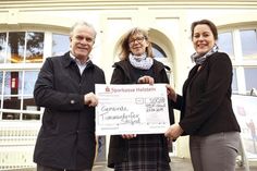 Obligatorische Scheckübergabe vor dem Alten Rathaus: Mike Lindner, stv. Vorsitzender der Aktivgruppe, überreicht den Spendenscheck symbolisch an Gudrun Banaski und Elif Lehmann (rechts). (Foto: René Kleinschmidt)