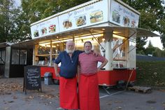 Archie Steckmest (lks.) und Peter Kröger sind ab sofort wochentags auf dem Parkplatz bei „Jawoll“ an der Sierksdorfer Straße zu finden.