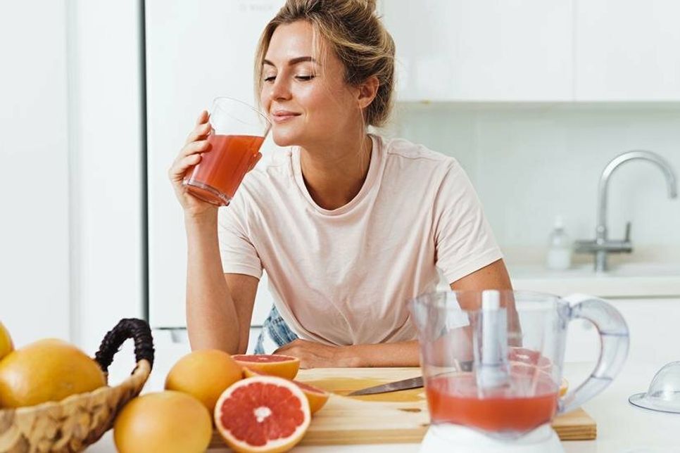 Grapefruits enthalten neben reichlich Vitamin C auch viele wertvolle sekundäre Pflanzenstoffe. Ein großer Teil davon steckt allerdings in den Kernen. Foto: djd/sanitas/blackday - stock.adobe.com