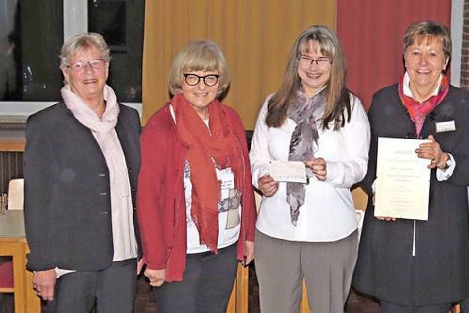Bei der Preisverleihung (v.l.): Gisela Poersch (Vorsitzende des  Vereins Anny-Trapp-Preis) , Ulrike Rodust (Abgeordnete im Europaparlament), Roswitha Fleischer, Angela Hohenberger und Helmi Stock vom Sozialdienst Katholischer Frauen e.V.