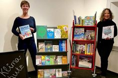 Leslie Matthiesen (lks.), Klimaschutzmanagerin des Kreises, und Beate Sieweke, Leiterin der Kreisbibliothek.