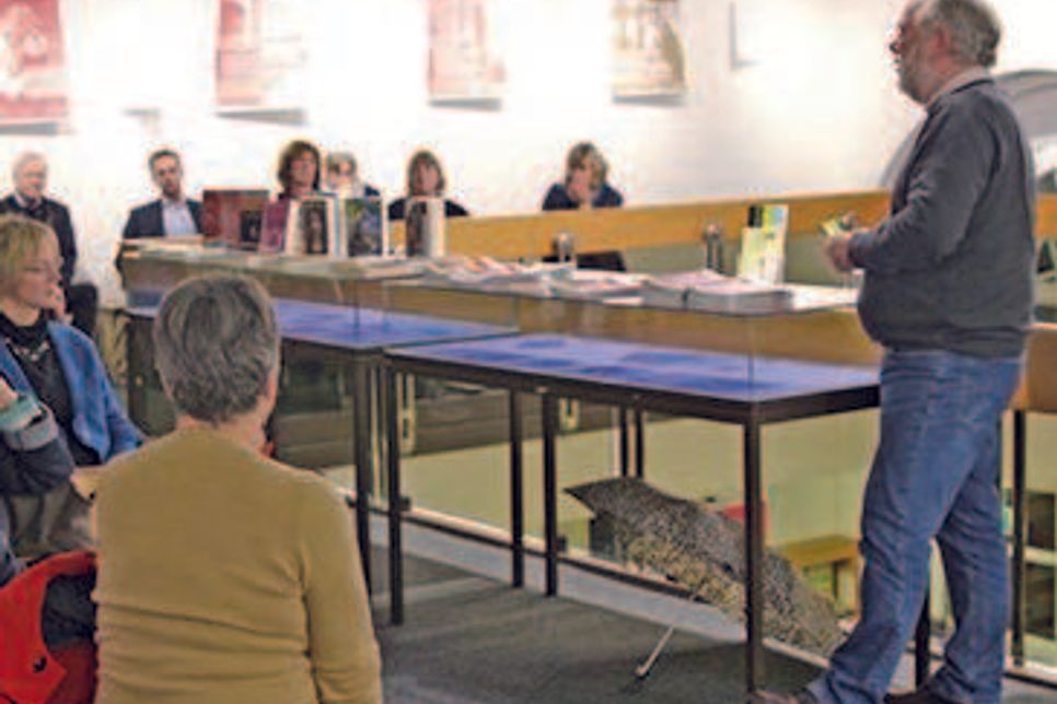 Der Migrationsbeauftragte des Kreises Uwe Wille informierte im Rahmen der Ausstellung "Frauen in der Migration" in der Eutiner Kreisbibliothek."