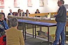 Der Migrationsbeauftragte des Kreises Uwe Wille informierte im Rahmen der Ausstellung "Frauen in der Migration" in der Eutiner Kreisbibliothek."