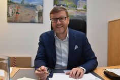 Timmendorfer Strands Bürgermeister Sven Partheil-Böhnke muss seine Oktober-Sprechstunde auf den 1. Dezember verschieben.