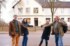 „Immer hereinspaziert“, laden die Eltern Wolfram Petruschewsky (l.), Kristina Krasensky (2.v.l.), Andreas Weißenbach mit Schulleiterin Michaela Heimann dazu ein, die Grundschule Techau kennenzulernen. Eine gute Gelegenheit bietet sich zum Beispiel am Sonntag beim diesjährigen Osterbasar.
