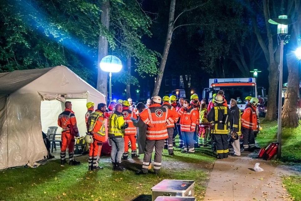Über 170 Einsatzkräfte waren am Samstagabend auf dem Ameos-Gelände im Einsatz. (Foto: Arne Jappe)