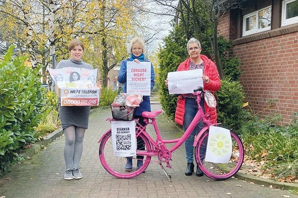 Setzen rund um den Internationalen Tag gegen Gewalt an Frauen am 25. November gemeinsam ein Zeichen (v.l.): Stockelsdorfs Bürgermeisterin Julia Samtleben, die Gleichstellungsbeauftragte der Gemeinde Gudrun Dietrich und Bettina Schüler von der Feinbäckerei Schüler.