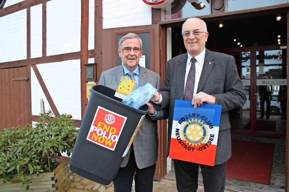 Mit gutem Beispiel voran: Rotary-Präsident Dr. Georg Heerten (re.) und Clubmeister Hans-Joachim Michaelsen füllen den Sammelbehälter, der im Marienhof aufgestellt ist.