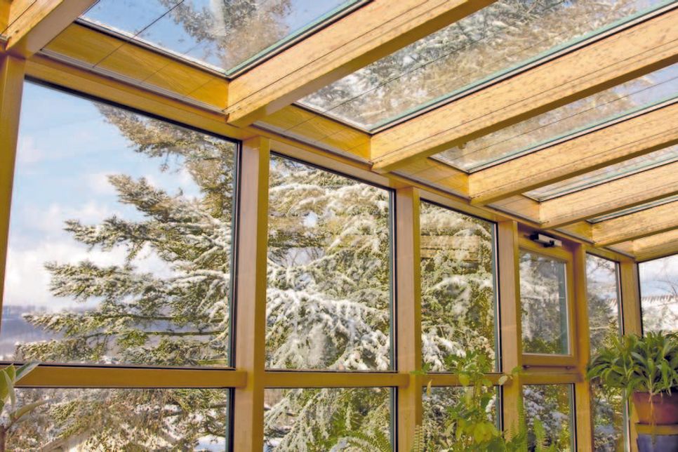 Bei Wintergärten, Dachflächenfenstern und großen Glasverbauten ist der Einbau einer Fensterheizung besonders lohnenswert, denn hier kommt es schnell und häufig zur Bildung von Kondenswasser. (Foto: epr/T-Stripe)