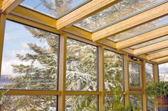 Bei Wintergärten, Dachflächenfenstern und großen Glasverbauten ist der Einbau einer Fensterheizung besonders lohnenswert, denn hier kommt es schnell und häufig zur Bildung von Kondenswasser. (Foto: epr/T-Stripe)