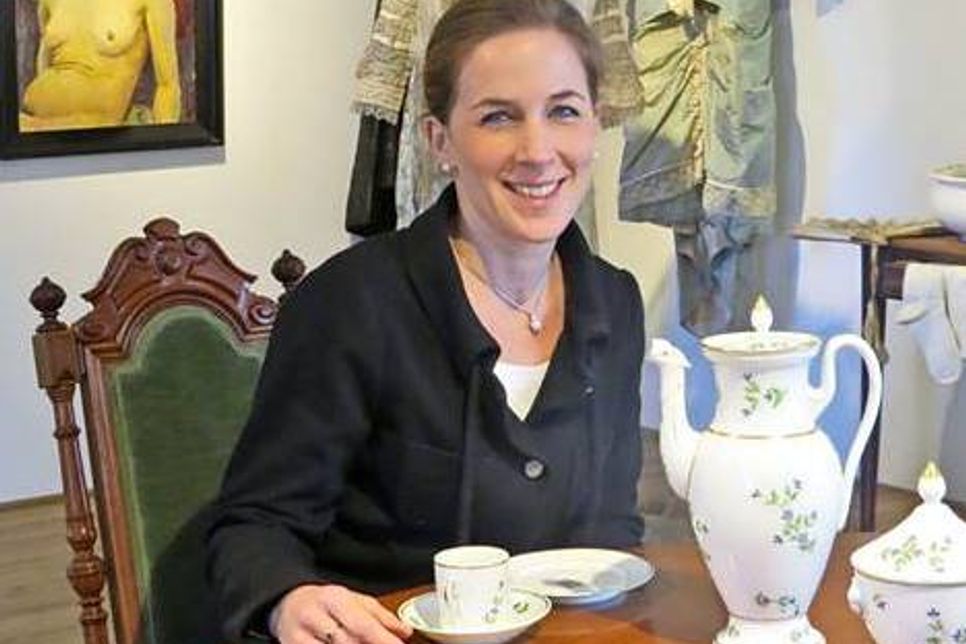 Museumsleiterin Dr. Julia Hümme inmitten einiger aus dem Archiv ans Licht gehobener „Schätze“.