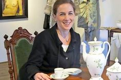 Museumsleiterin Dr. Julia Hümme inmitten einiger aus dem Archiv ans Licht gehobener „Schätze“.