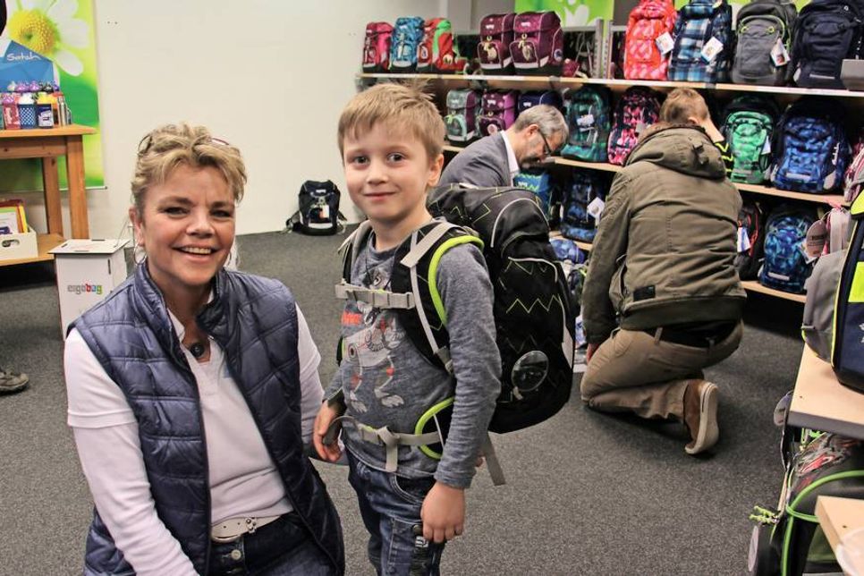 eska-Mitarbeiterin Andrea Jensen mit Nikita, 6 Jahre, aus Stralsund. Er kam mit Oma und Opa, um gemeinsam einen neuen Ranzen auszusuchen.
