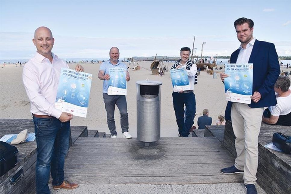 Die Aktion „Sauberer Strand“ wurde jetzt in Travemünde vorgestellt: Initiator Stefan Wolf (von links), Kurdirektor Uwe Kirchhoff, LTM-Geschäftsführer Christian Martin Lukas und Gordon Augustin von der Travemünder Wirtschaftsgemeinschaft.