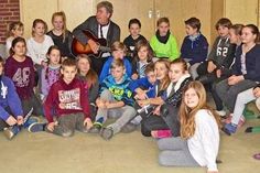 Fröhlich singt die Klasse 4a der Süseler Grundschule mit Wolfram Eicke.