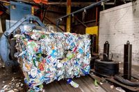 Die getrennten Ströme landen in Materialbunkern, aus denen sich die Ballenpresse bedient und die Materialien zu hochkompakten Würfeln presst.