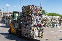 Die getrennten Ströme landen in Materialbunkern, aus denen sich die Ballenpresse bedient und die Materialien zu hochkompakten Würfeln presst.
