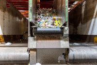 Die getrennten Ströme landen in Materialbunkern, aus denen sich die Ballenpresse bedient und die Materialien zu hochkompakten Würfeln presst.